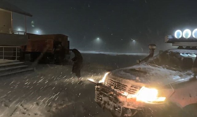 Sahara Geçidi'nde kara saplanan otobüste mahsur kalan 48 öğrenci kurtarıldı