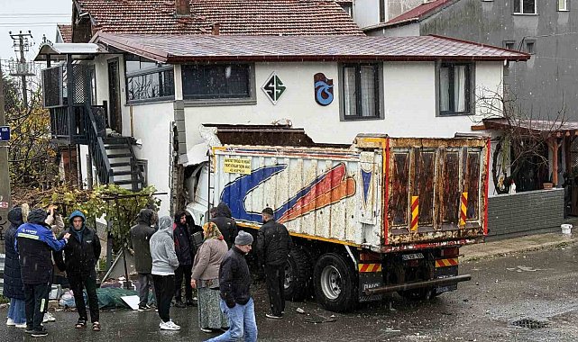 Sakarya'da faciadan dönüldü: Kamyon eve girdi