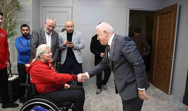 Şampiyon sporculardan Başkan Bozbey'e ziyaret