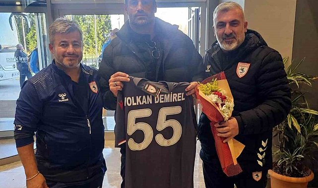 Samsunspor taraftarlarından, Volkan Demirel'e çiçek ve forma hediyesi