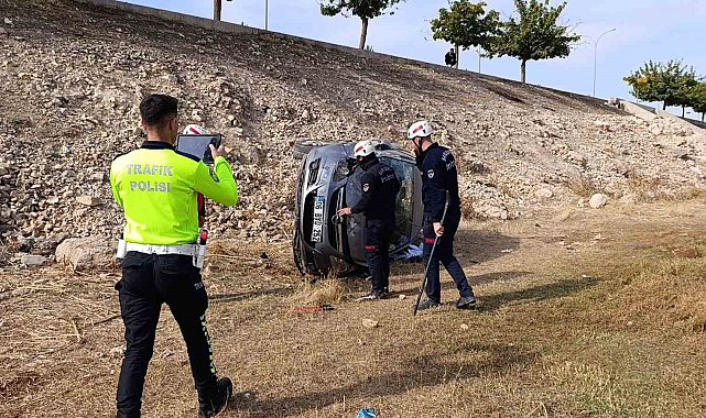 Şanlıurfa'da otomobil şarampole devrildi: 3 yaralı