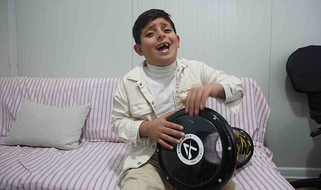Şarkı söylerken kendinden geçen 9 yaşındaki Ahmet, söylediği şarkıyı adeta yaşıyor