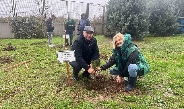 Şehit öğretmenler için stadyum çevresine ağaç diktiler