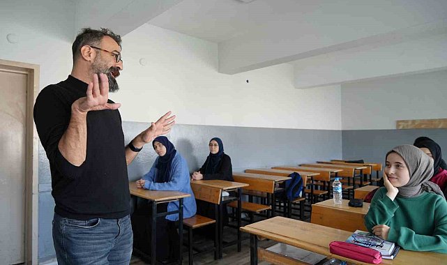 Serebral palsi hastası öğretmen 22 yıldır öğrencilerine 'rehber' oluyor