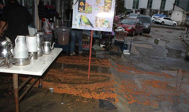 Serik'te sağanak etkili oldu, yollar göle döndü, iş yerlerini su bastı
