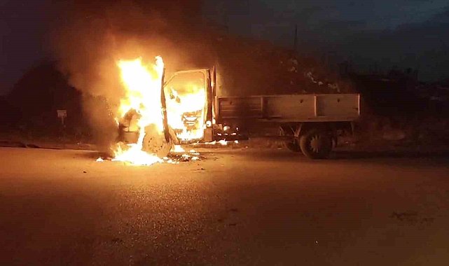 Seyir halindeki kamyonet alev alev yandı