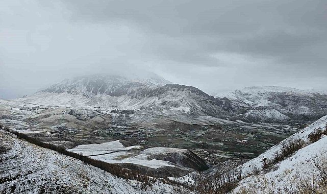 Siirt'te etkili olan kar yağışı kartpostallık görüntüler oluşturdu