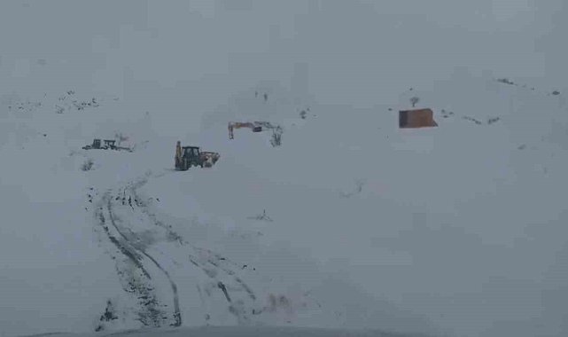 Siirt'te kardan kapanan yolda çalışmalar devam ediyor