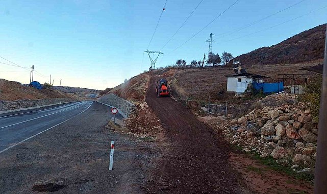 Siirt'te yol yapım çalışmaları devam ediyor