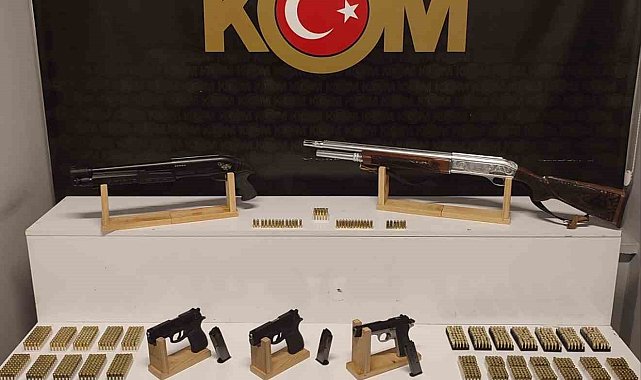 Silah kaçakçıları polisten kaçamadı