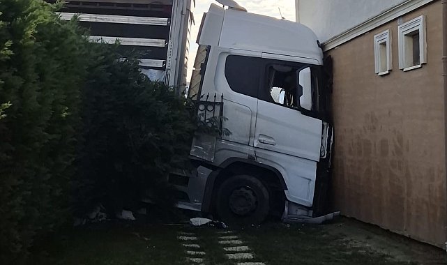 Silivri'de faciadan dönülen kaza kamerada: Park halindeki tır freni boşalınca binaya çarptı