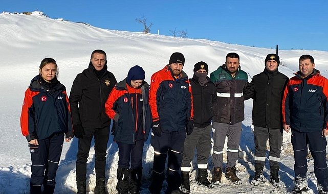 Sinop&#039;ta araçları kara saplanıp mahsur kalan 4 kişi kurtarıldı