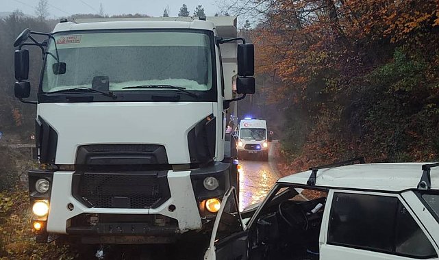 Sinop'ta otomobil ile kamyon kafa kafaya çarpıştı: 1 yaralı
