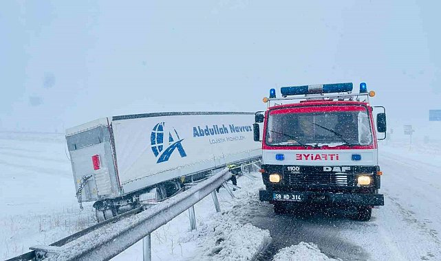 Sivas'ta kar ve kuvvetli fırtına kazayı da beraberinde getirdi: 1 yaralı
