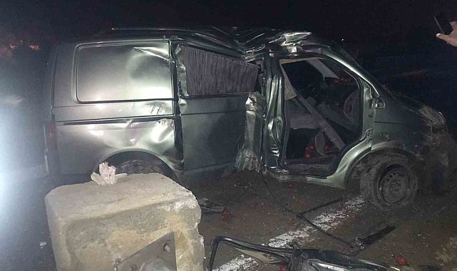 Sivas'ta minibüs aydınlatma direğine çarptı: 1'i ağır 2 yaralı