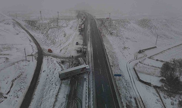 Sivas'ta yoğun kar yağışı zincirleme trafik kazasına yol açtı