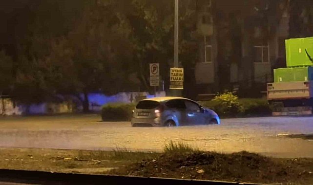 Söke'de sağanak yağış hayatı olumsuz etkiledi