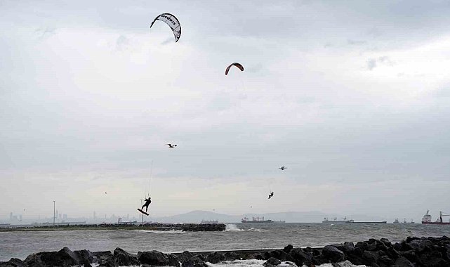 Sörf tutkunları lodosu fırsata çevirdi