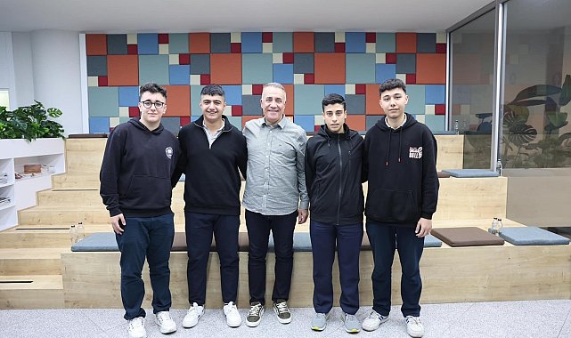 Sultangazi Belediye Başkanı Abdurrahman Dursun gençlerle bir arada