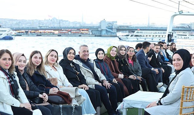 Sultangazi Belediyesi'nden öğretmenlere özel vapur gezisi