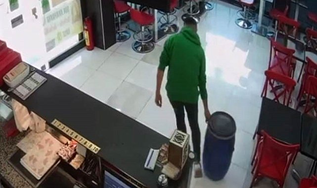 Sultangazi'de bir hırsız geri dönüşüm yalanı ile varil dolusu yağ çaldı: O anlar kamerada