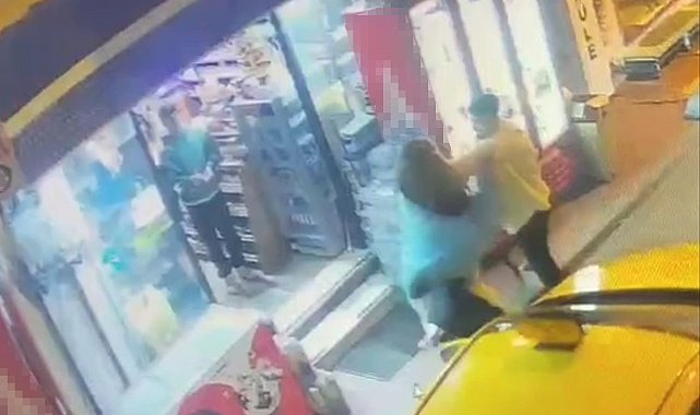 Taksim'de akılalmaz olay kamerada: ABD'li kadın eşinin yüzünü yaraladı, sokaktakilere saldırdı