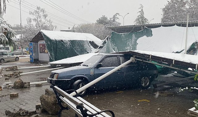 Tavşanlı'da köy pazarı çatısı karın ağırlığına dayanamadı