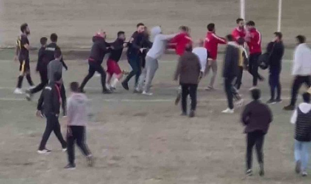 Tekmelerin ve yumrukların havada uçuştuğu maçta 4 futbolcu yaralandı