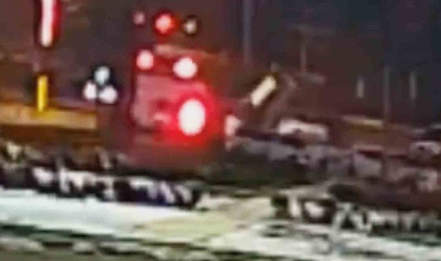 Terminalden çıkış yapan yolcu otobüsüne otomobil böyle çarptı: 1 ölü
