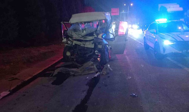 Tıra çarpan minibüs kağıt gibi ezildi: 2 yaralı
