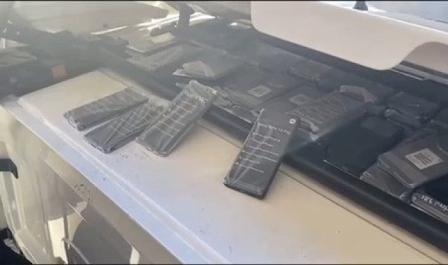 Tırın kupa kısmına gizlenen kaçak telefonları jandarma yakaladı