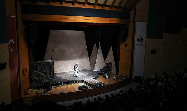 Tiyatro oyunu izleyenleri hayran bıraktı