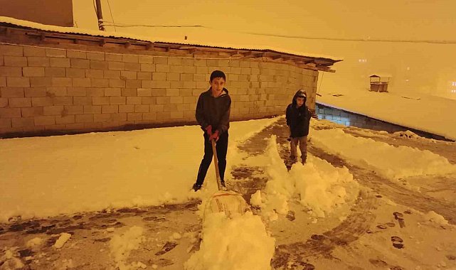 Toprak damlı evlerde kar küreme mesaisi