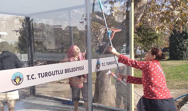 Turgutlu'da zarar gören servis bekleme durakları yenilendi