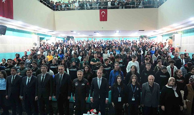 Türkiye&#039;nin ilk astronotu Alper Gezeravcı Muş&#039;ta öğrencilerle buluştu