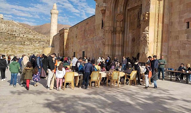 UNESCO Dünya Mirası listesindeki Ulu Camii'nin gölgesinde satranç turnuvası düzenlendi