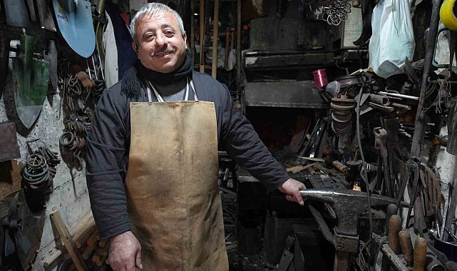 Unutulmaya yüz tutmuş demircilik mesleğini 30 yıldır ilk günkü aşk ile devam ettiriyor