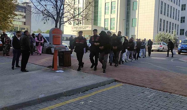 Üreticilere 2 milyon liralık cevizin parasını ödemeyen şüpheliler alkışlarla adliyeye sevk edildi