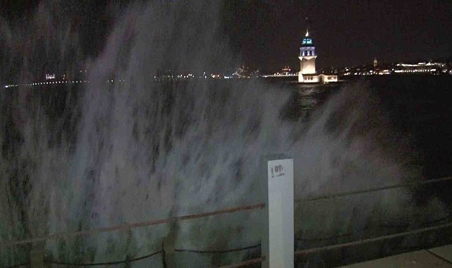 Üsküdar'da dev dalgalar kıyıyı dövdü