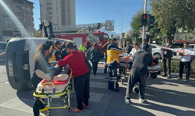 Uyarı tabelasını dikkate almadı, yan yatan araçta sıkışan 2 kişiyi itfaiye kurtardı