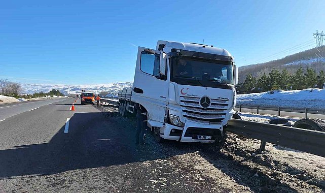 Uyuduğu iddia edilen tır şoförü, otoyolda bariyerlere çarptı