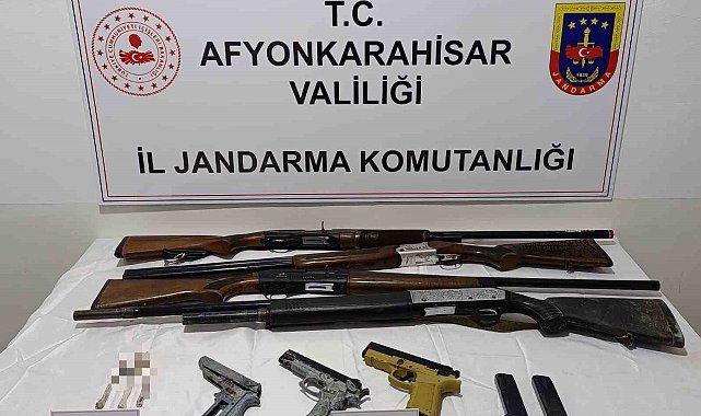 Uyuşturucu satacağı iddia edilen şahıs ruhsatsız silahlarla yakalandı