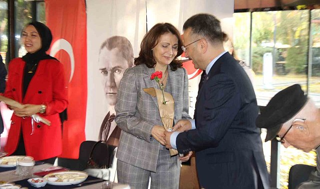 Vali Aksoy, resim öğretmeni olan eşinin de gününü çiçekle kutladı