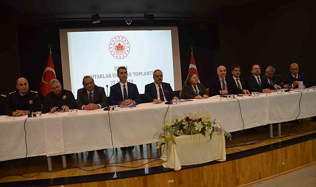 Vali Canbolat, Didim'deki muhtarlarla istişare toplantısı düzenledi