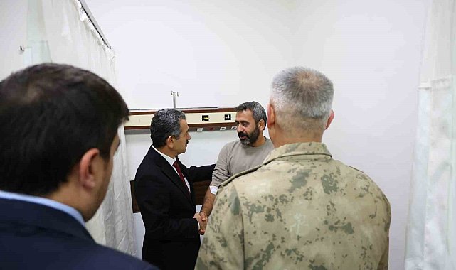 Vali Ekici, görevleri başında rahatsızlanan güvenlik korucularını hastanede ziyaret etti