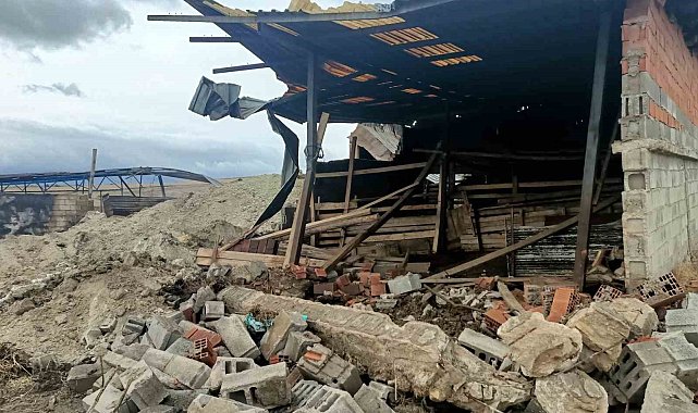 Yalvaç'ta besihane yangını: 17 hayvan telef oldu, tonlarca yem yanarak küle döndü