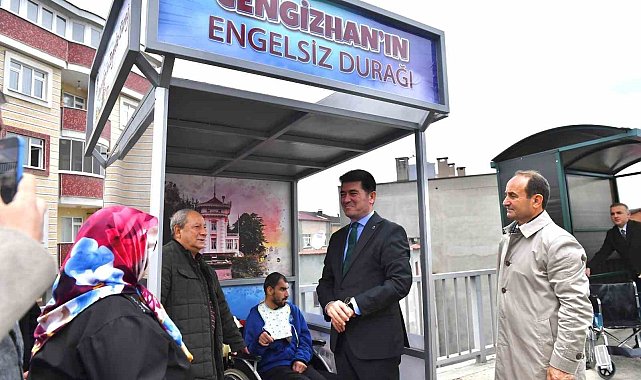 Yol kenarında araçları izlemeyi seven engelli Cengizhan için 'Cengizhan'ın Engelsiz Durağı' isimli durak yapıldı