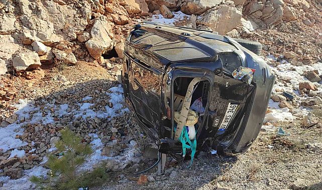 Yolcu otobüsünün arkadan çarptığı otomobil devrildi: 3 yaralı