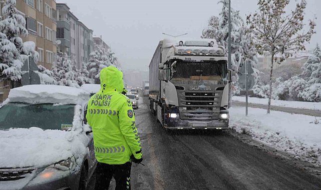 Yolda kalan araçlara Türk usulü kurtarma