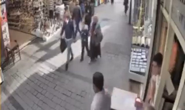 Yolda yürüyen genç kıza durduk yere tekme attı, esnaftan meydan dayağı yedi